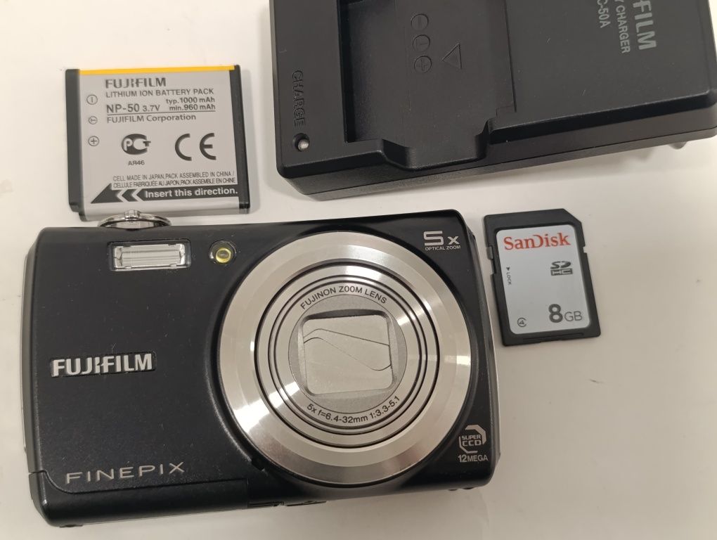 Aparat cyfrowy FujiFilm F100fd 12m x5 vintage retro SUPER CCD jak NOWY