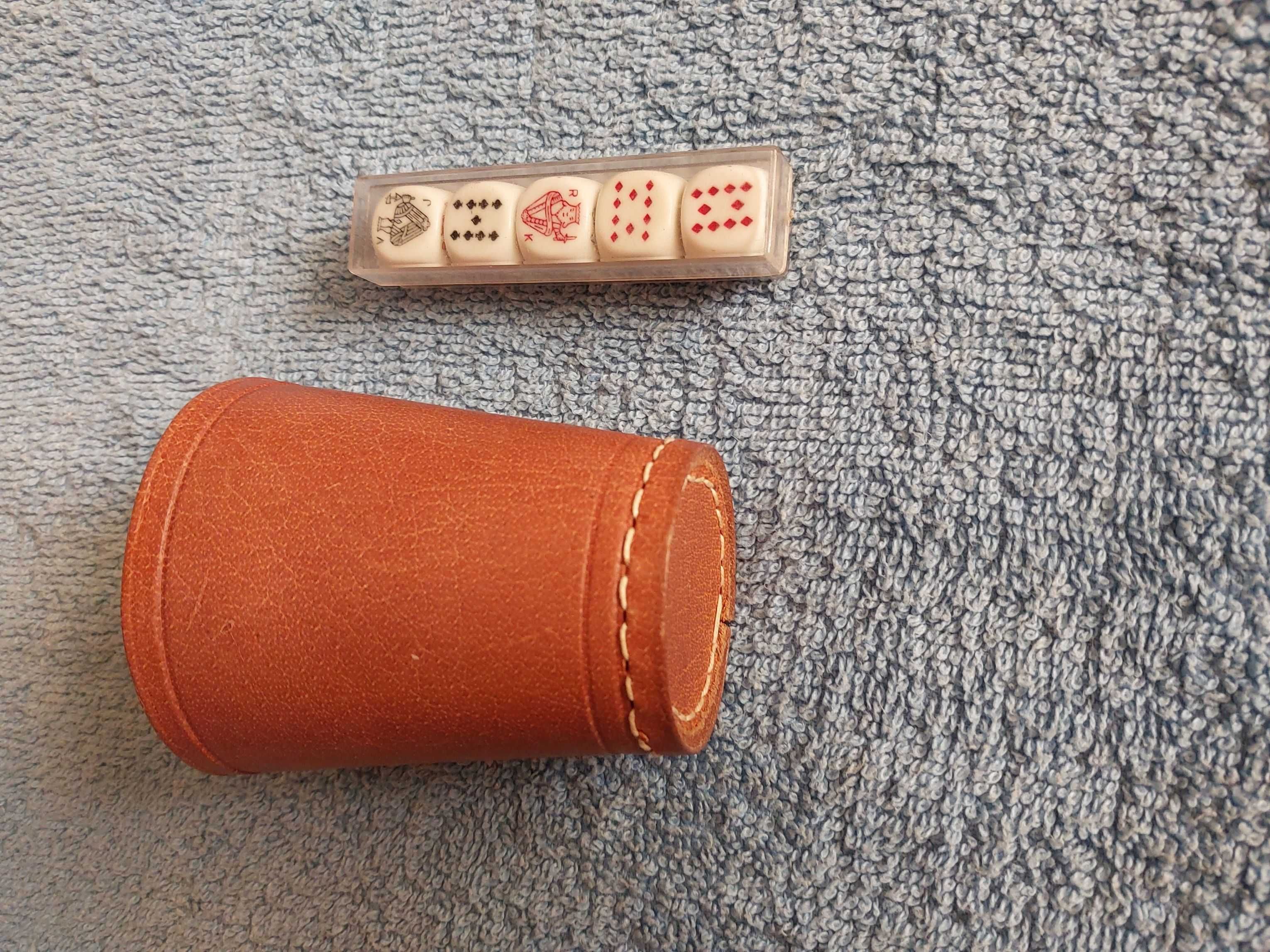 kości - skórzany kubek wymiary: 8,5 cm. / 7 cm./ 5 cm + komplet kości