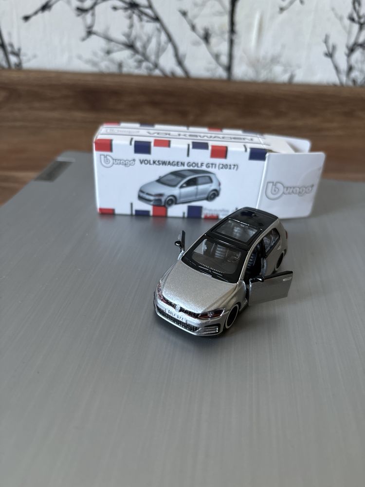 Сірий golf gti 2017 масштаб 1:64