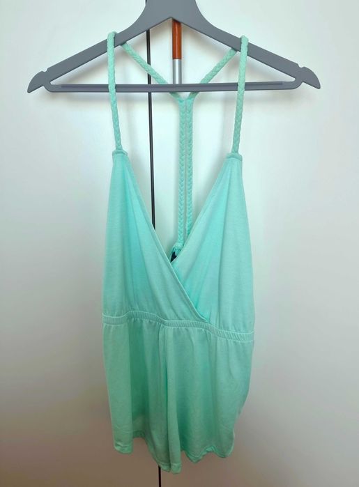 Macacão calção verde menta com detalhe trançado atrás, tamanho 36