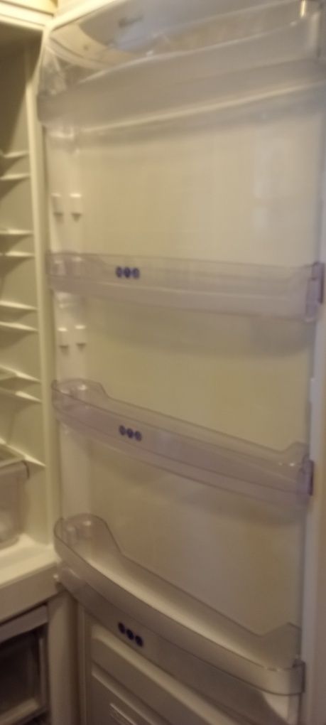 Lodówka duża firmy Whirlpool