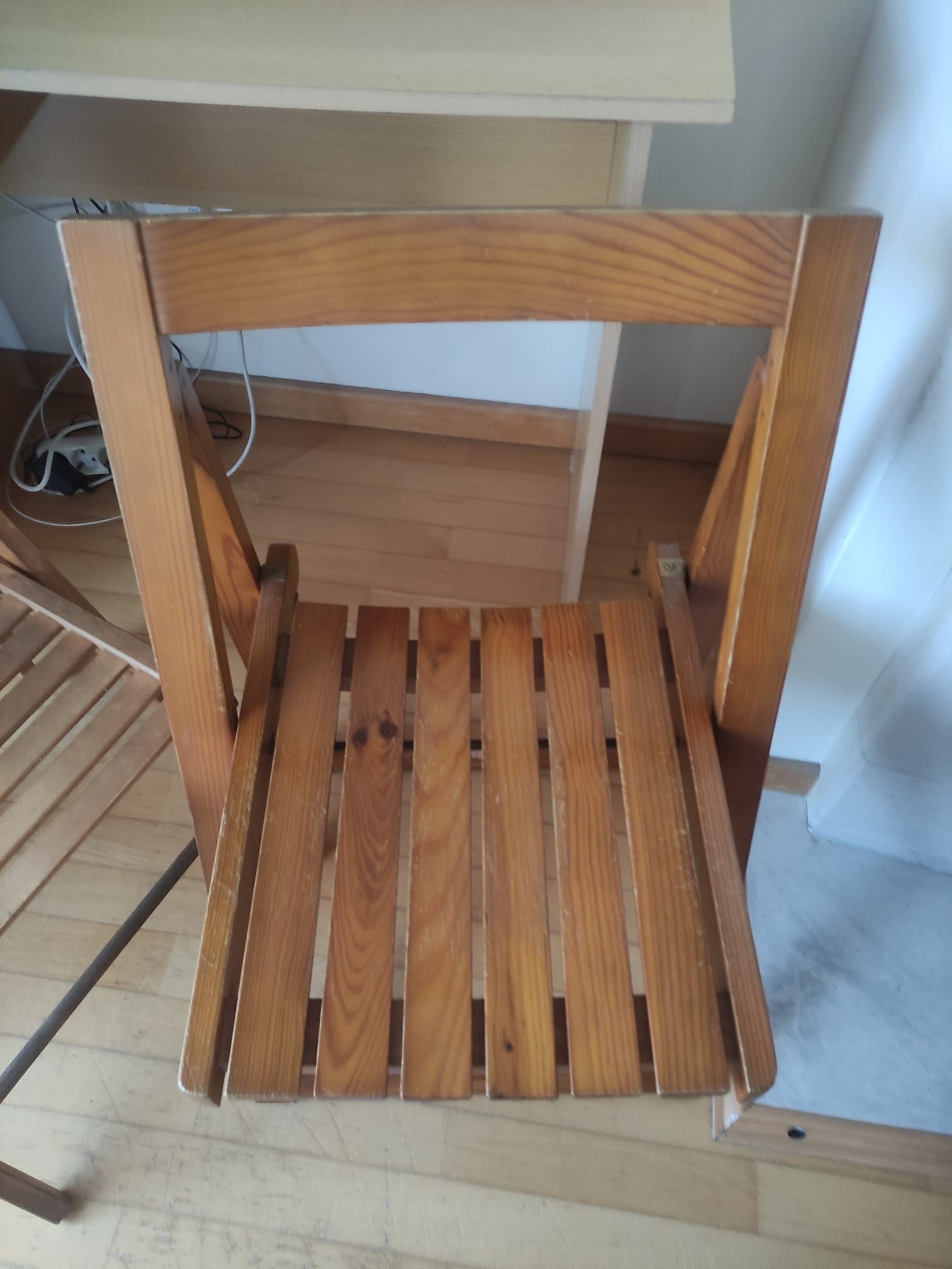 Mesas e cadeiras de madeira