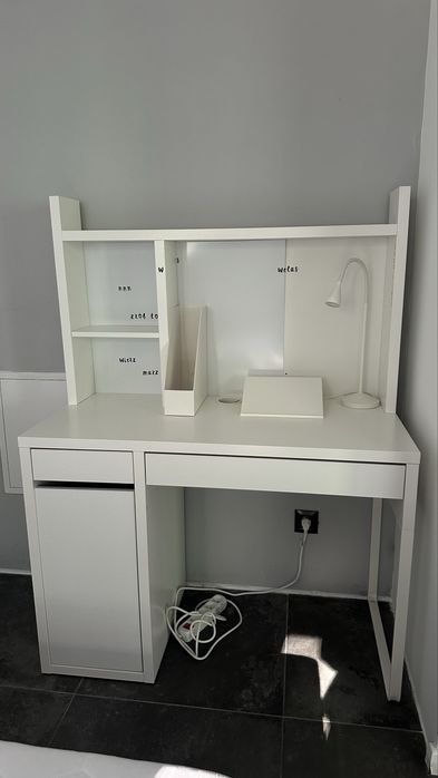 Biurko z lampą i dodatkami