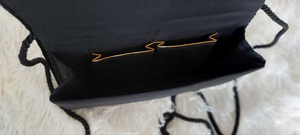 Сумка вечірня оксамитова жорсткий корпус з гарною розшивкою бісером.