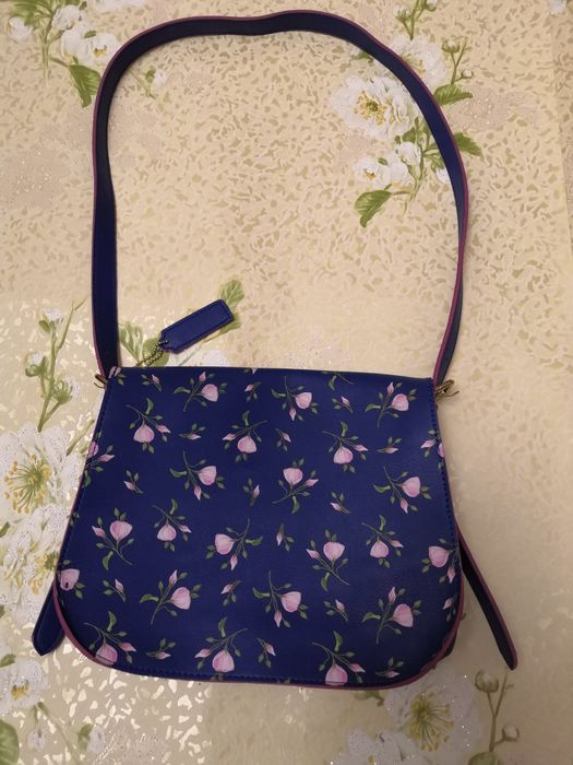 Сумочка Camomilla Milan.
Розмір 24 × 21 см.