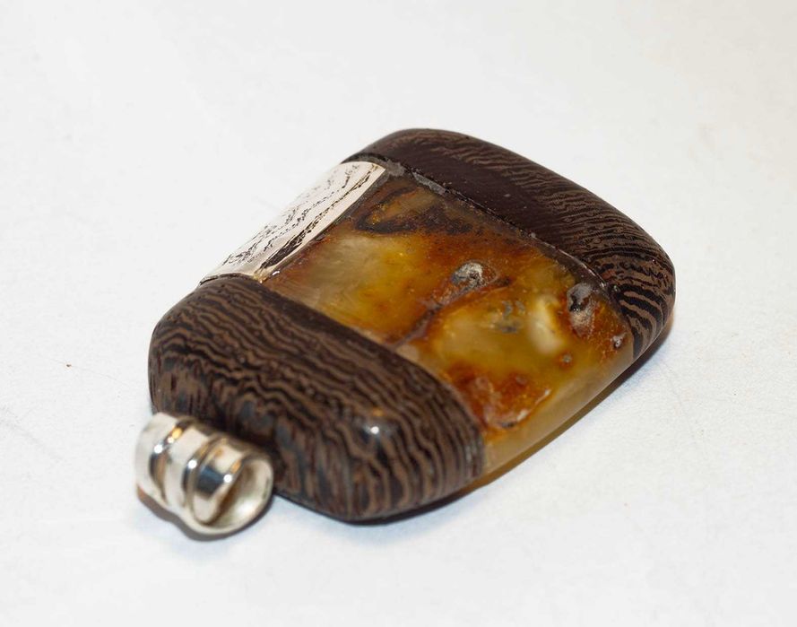 wisiorek z bu220rsztynu i drewna