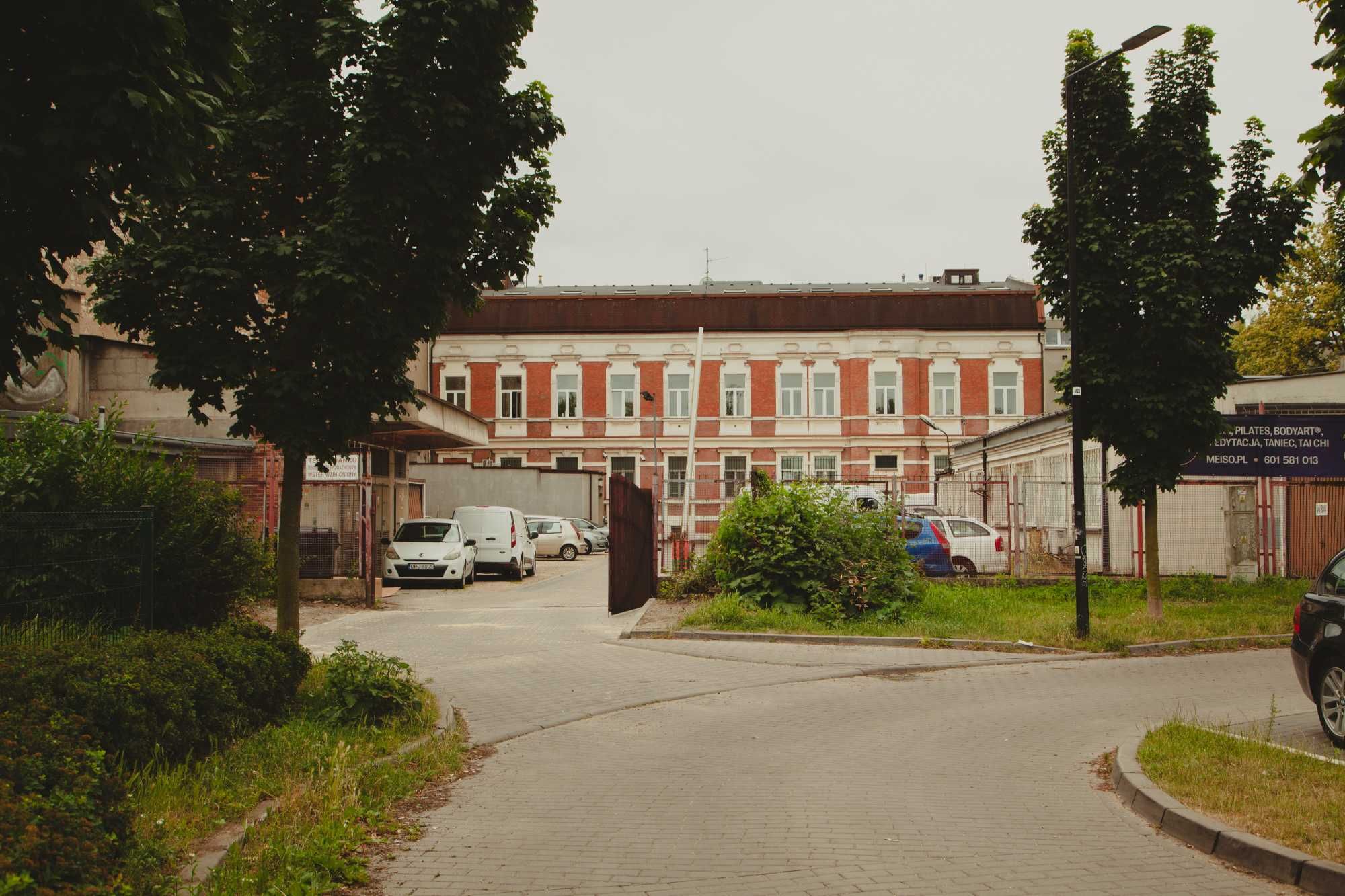 Wynajmę budynek z regałami przesuwnymi na archiwum (z parkingiem)
