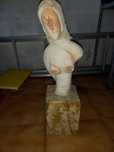 Escultura em pedra de silhueta feminina
