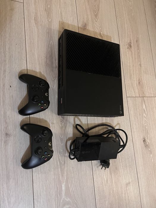Xbox one 1 TB , 2 pady , 18 gier