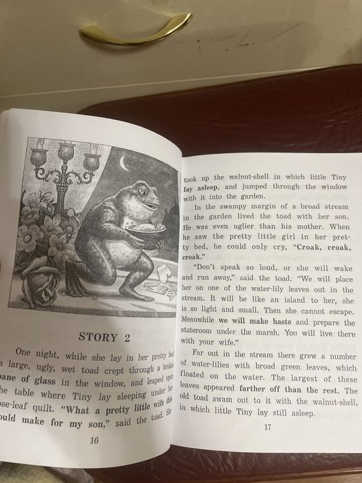 Английская книга «Дюймовочка«