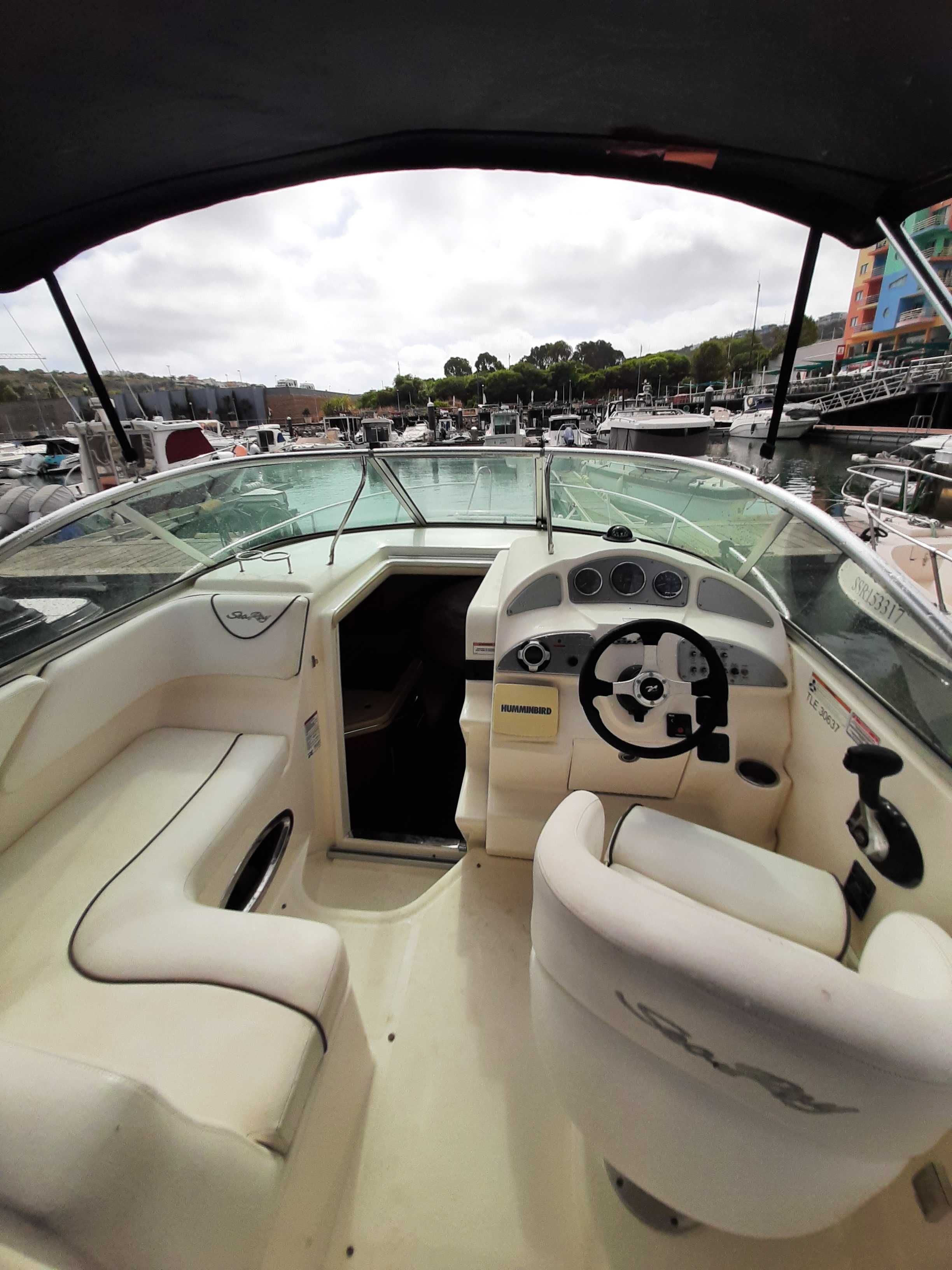 Barco Sea Ray 255 Sundancer - Conforto, Potência e Estilo