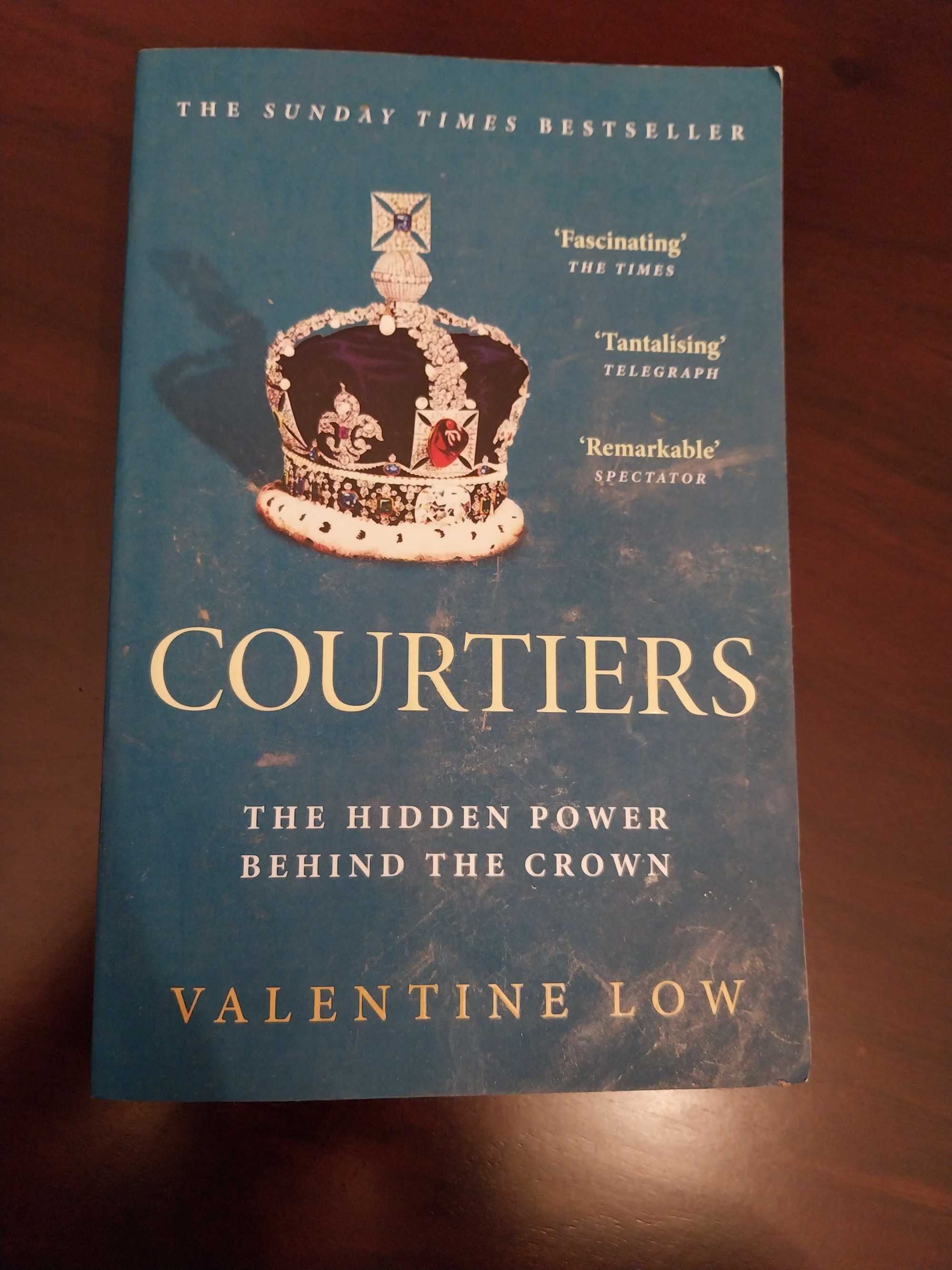 “Courtiers”, de Valentine Low (em inglês)