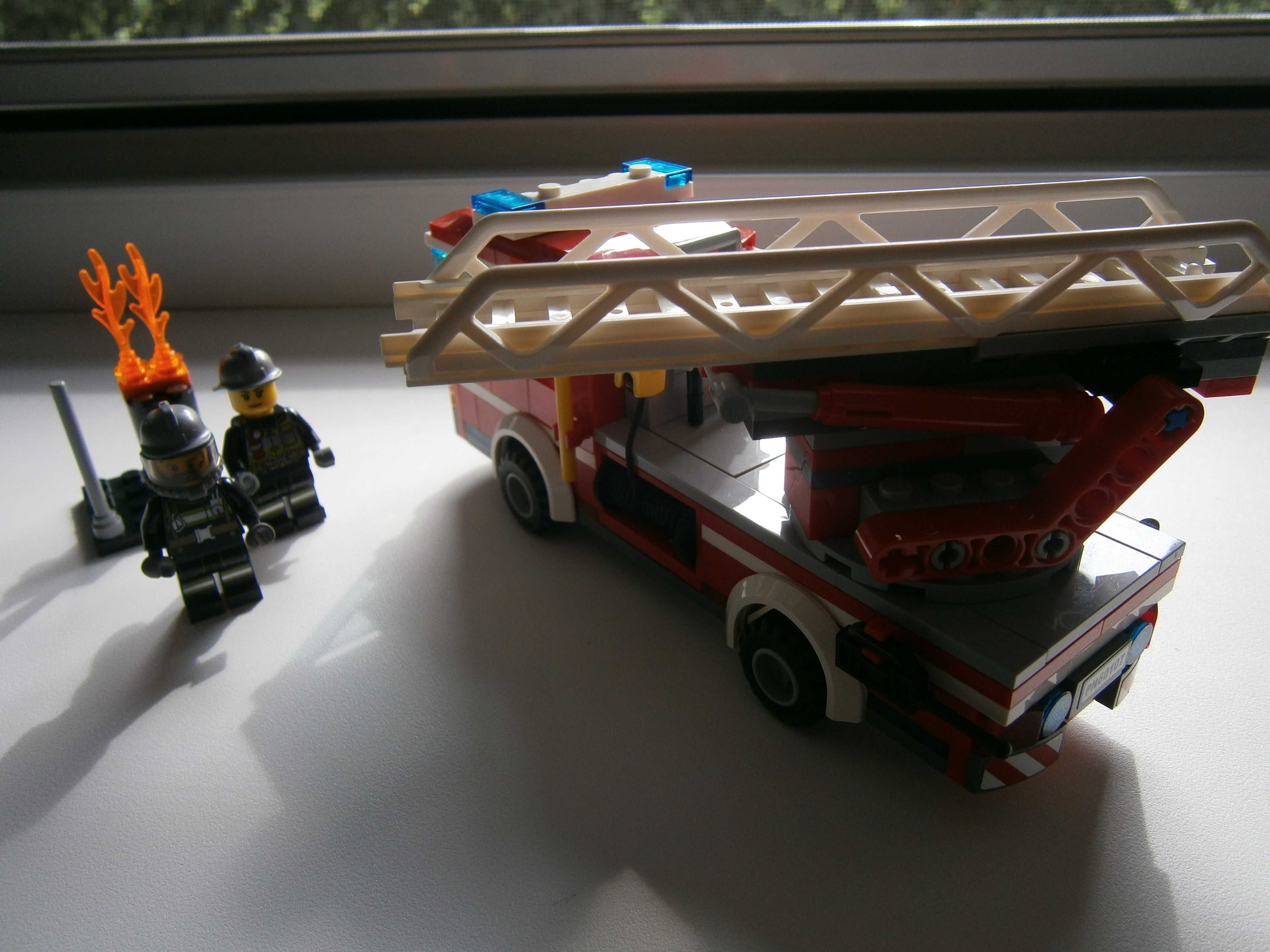 Конструктор Lego City Пожежний автомобіль зі сходами 60107