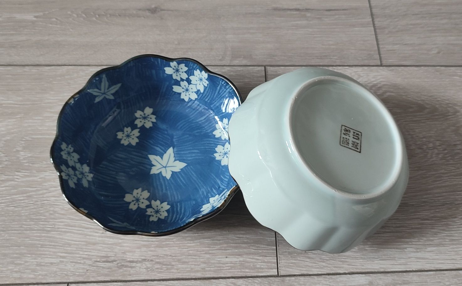 2 różne miski z chińskiej porcelany, tradycyjny wzór