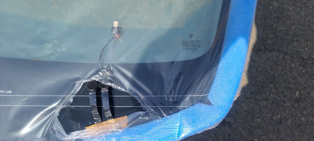 Лобовое стекло Tesla MY на 2 пина