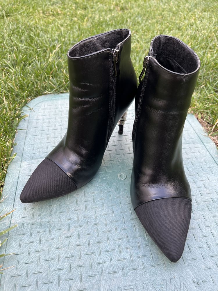 Botins de couro com perola e cobra no salto