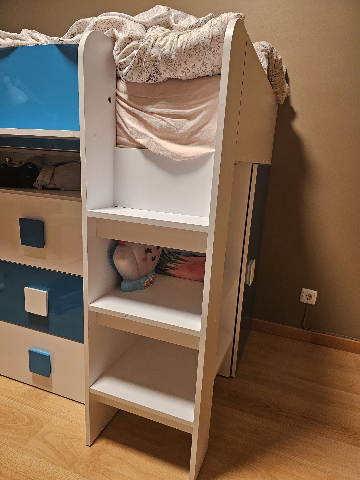 Cama de criança e arrumação
