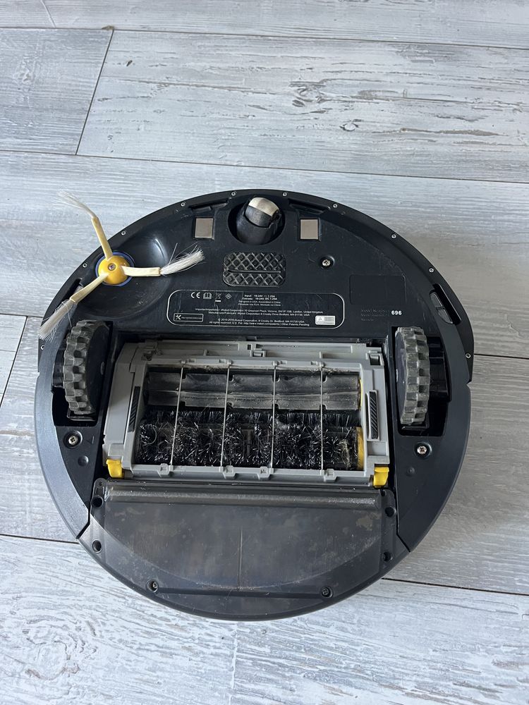I robot Roomba 696.
