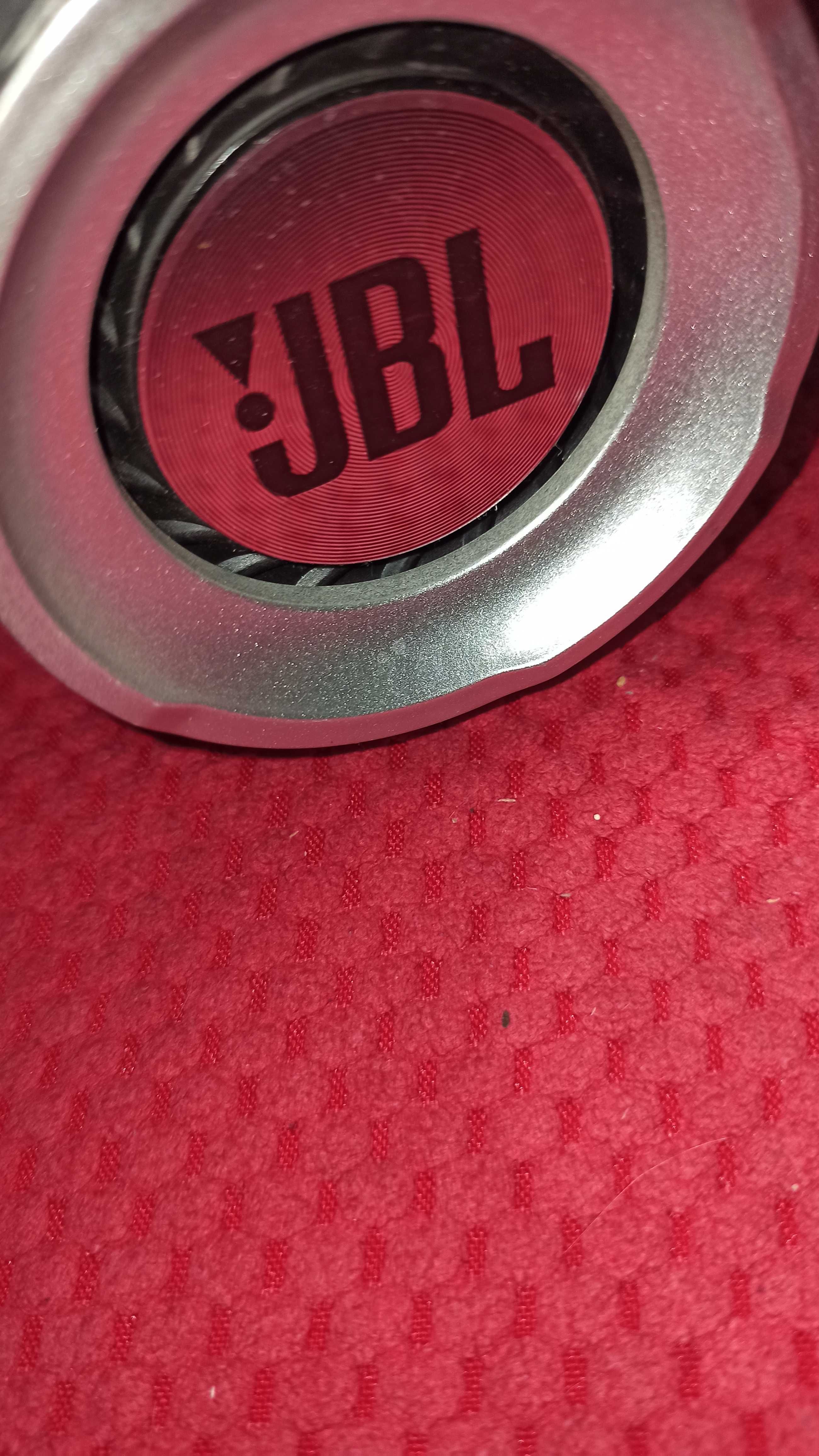 Колонка JBL Charge в хорошем состоянии