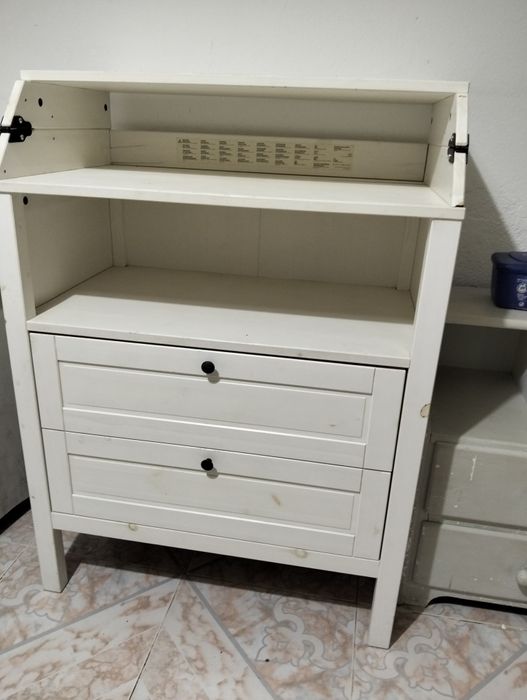 Cómoda com muda fraldas e roupeiro criança IKEA