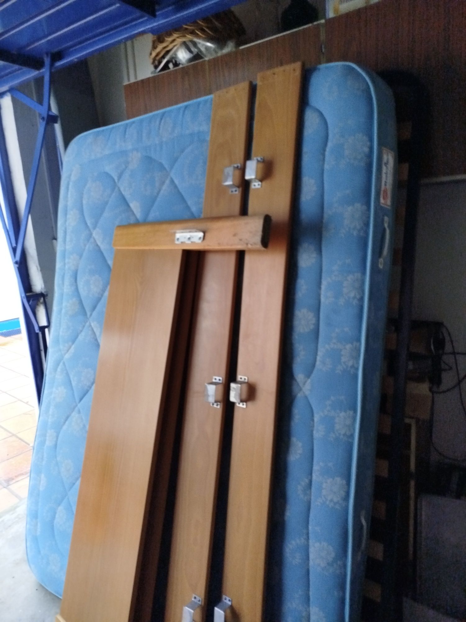 Cama 1.80x1.30 m (com estrado de ripas)