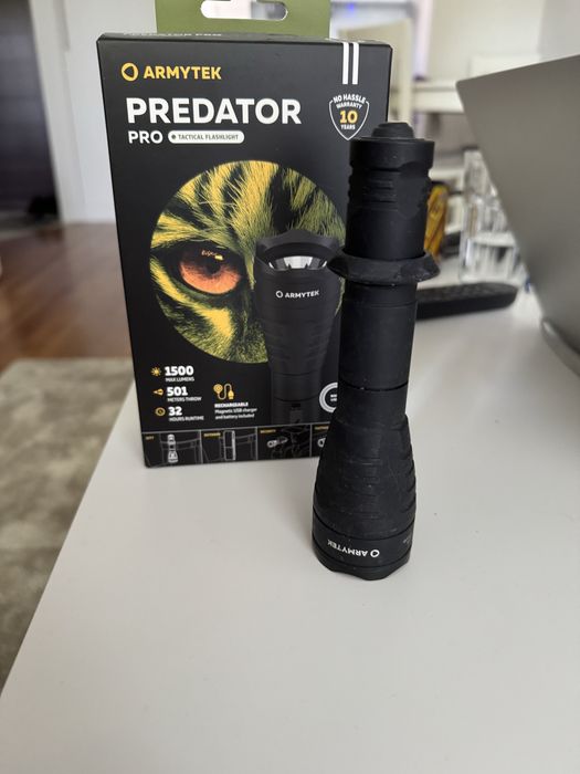 Latarka taktyczna Armytek Predator Pro white light