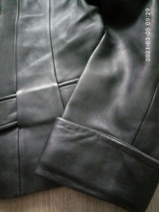 Женская кожаная куртка YiLuQi S ( р.42-44) черного цвета на молнии