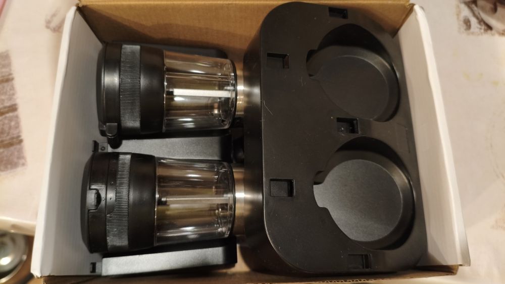 Набор электрических мельниц для соли и перца.