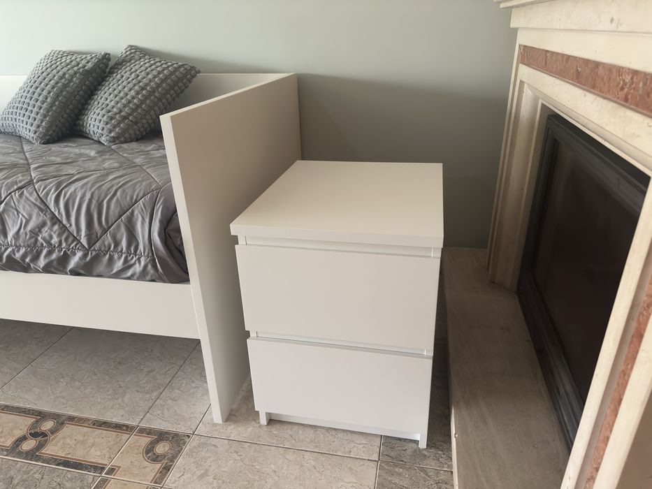 Cama solteiro, colchão e mesa cabeceira