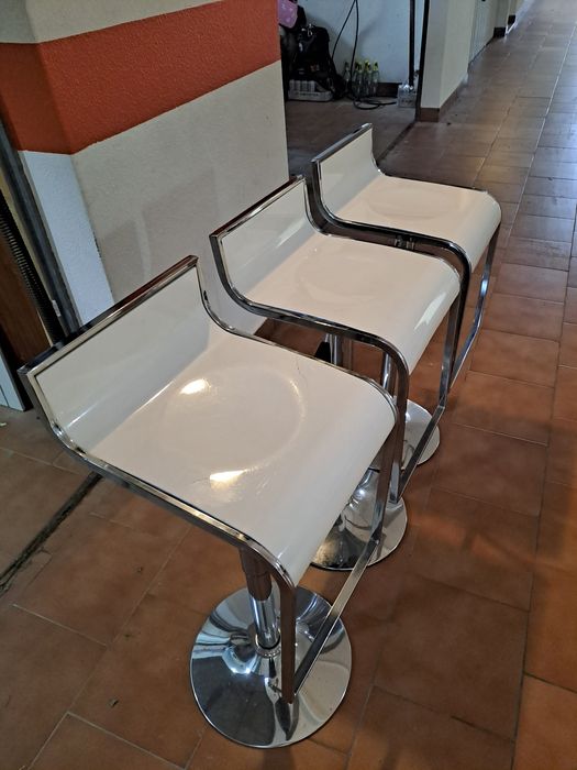 Banco de bar branco metalizado