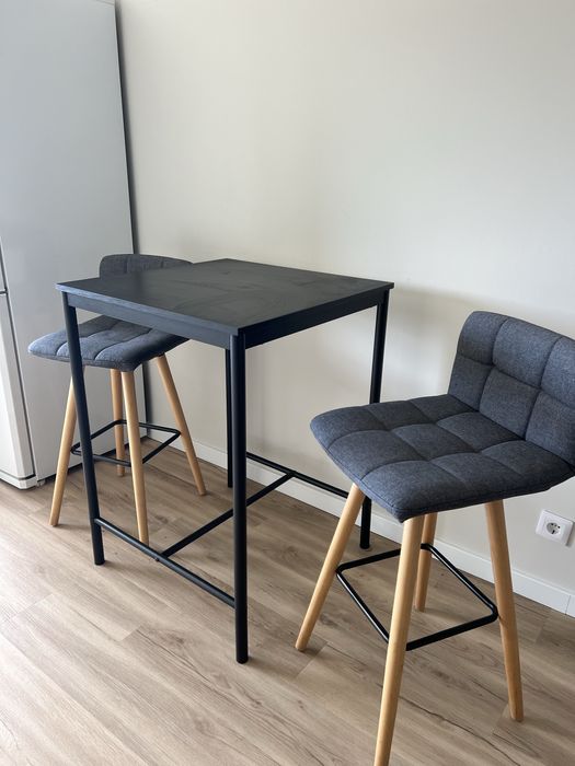 Mesa ikea preta + dois bancos altos