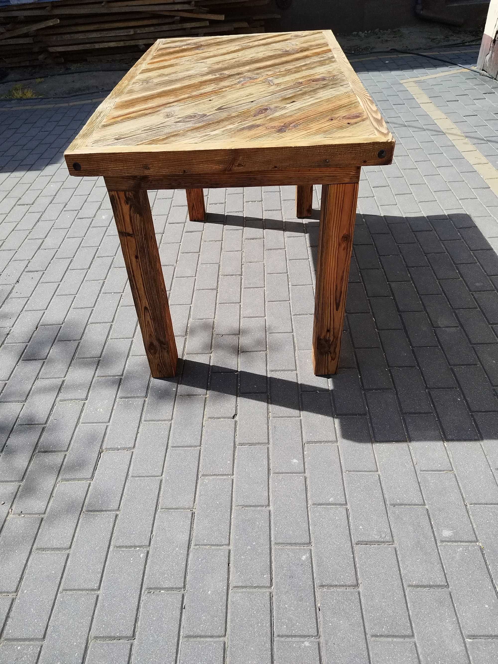 Stół ze starych desek szczotkowanych