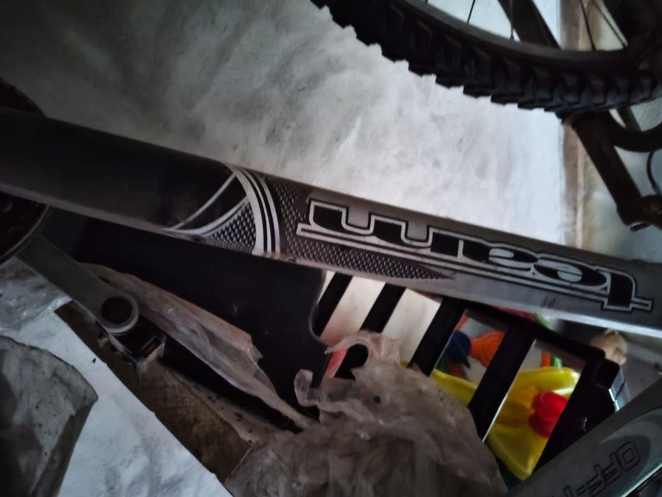 Bicicleta preta e cinza