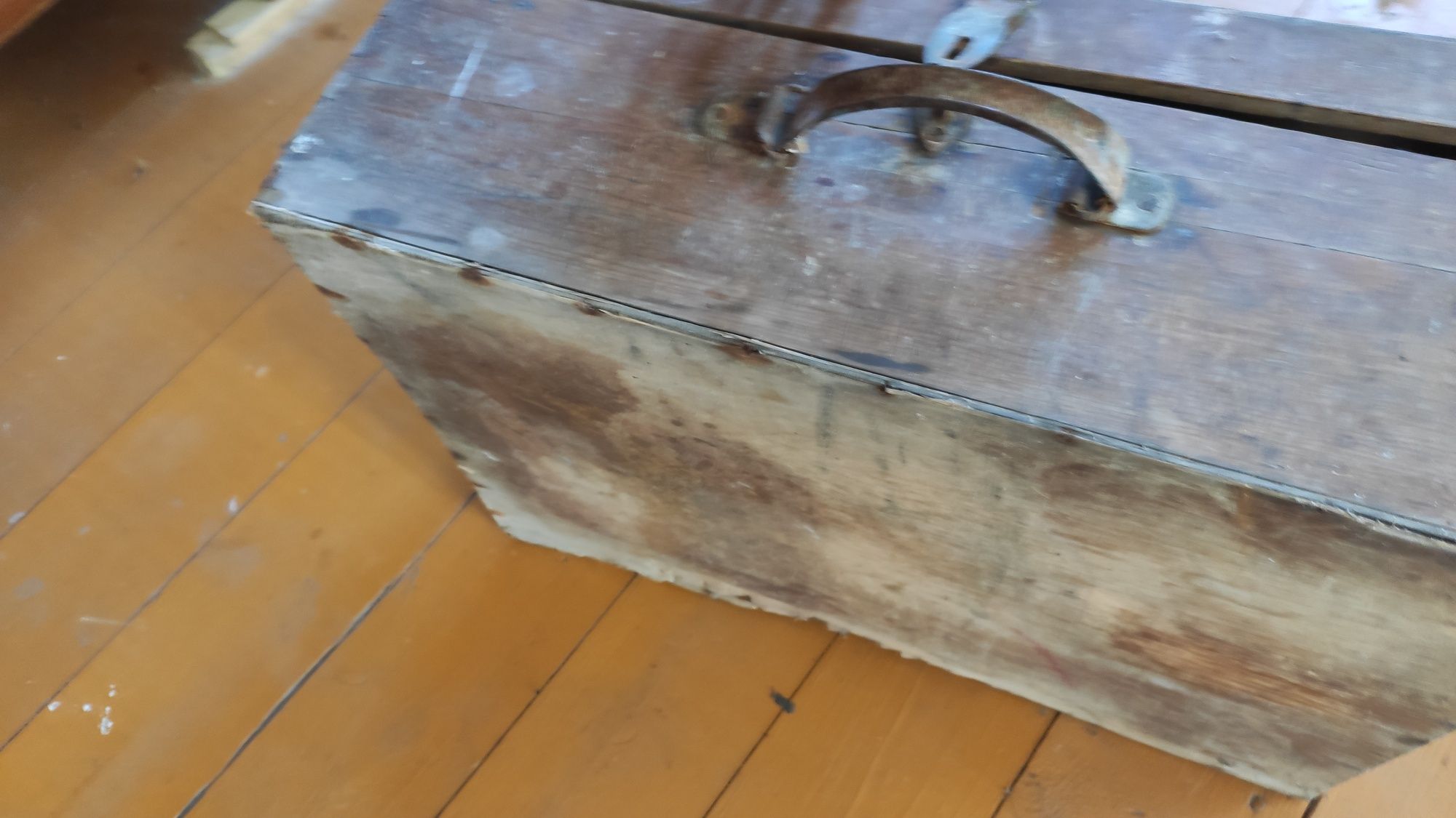 Stara walizka z drewna