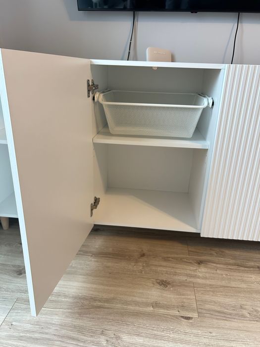 komoda biała z ryflowanymi frontami