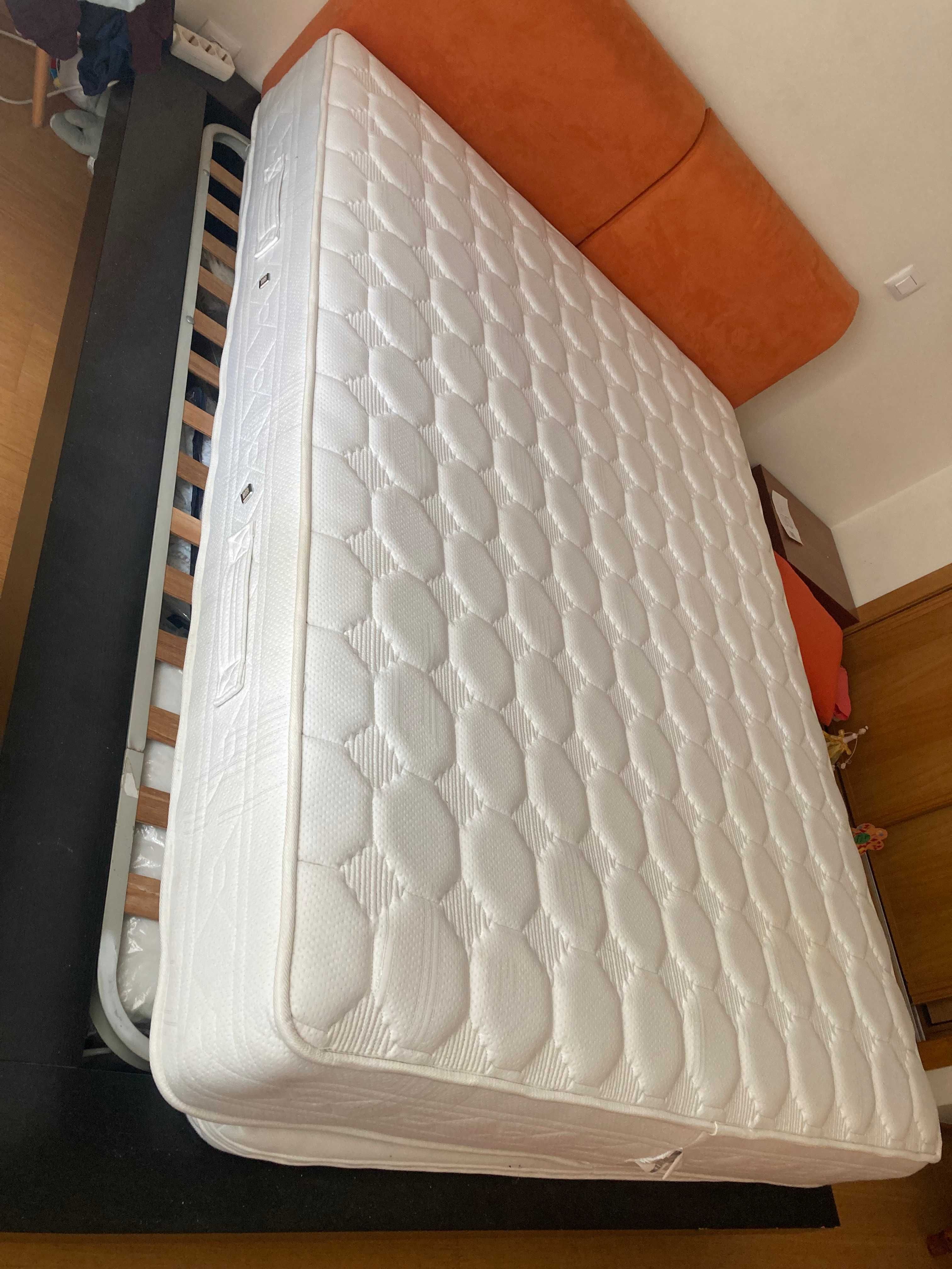 Cama de casal moderna