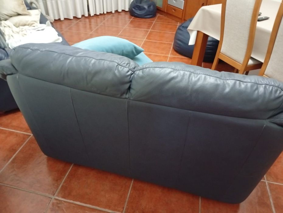 Vendo 2 sofás como novos em pele e respetivo puff
