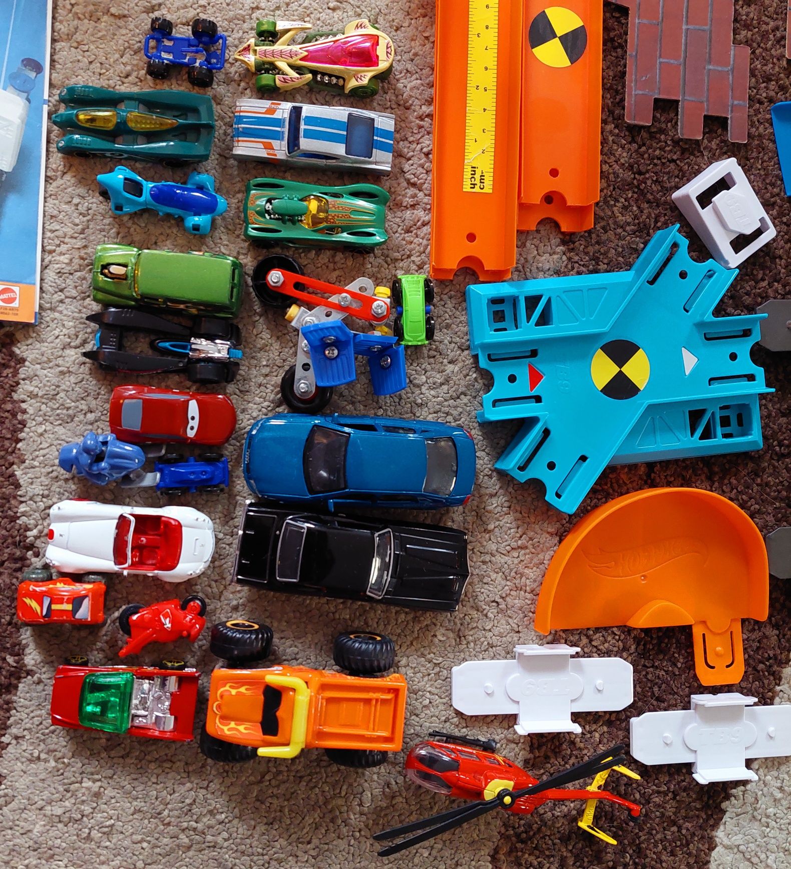 Zestaw Hot Wheels Track Builder z samochodzikami