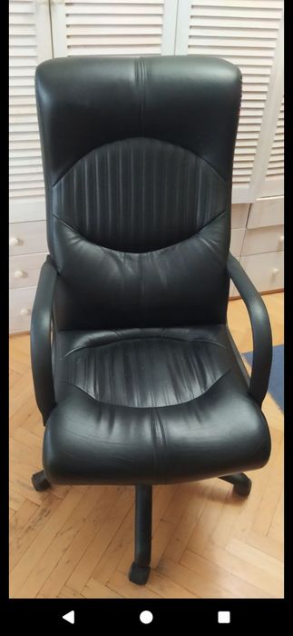 Крісло шкiряне.Вживане.