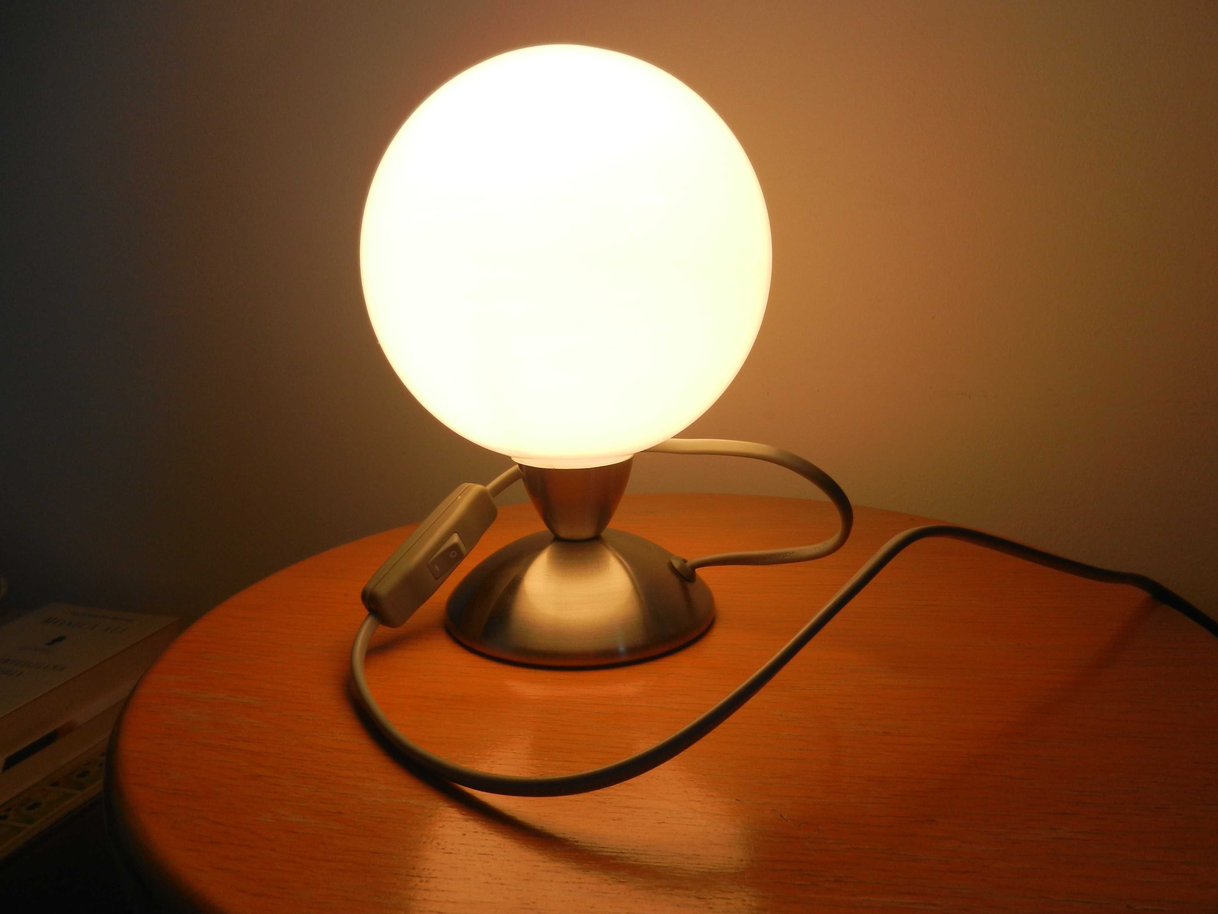 Lampa stołowa metal srebrna kula biała połysk E14