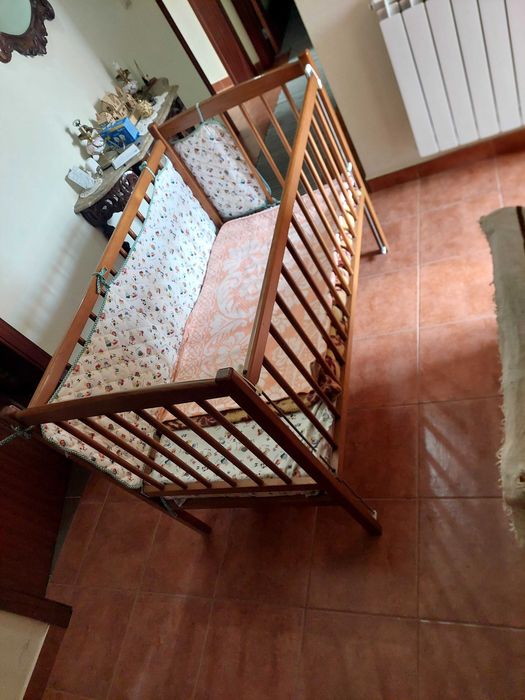 Cama de bebé em madeira como nova