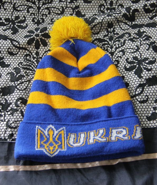 Продам Шапку УКРАИНА с балабоном "UKRAINE" с трезубами