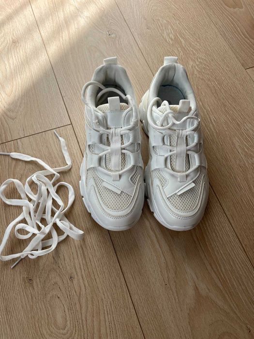 Продам жіночі кросівки розмір 39