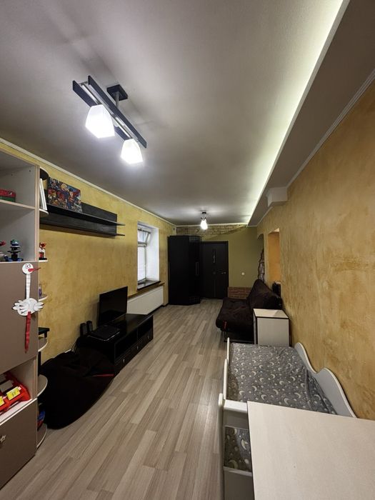 Терміново, 75 кв м, двокімнатна квартира.  вул. Амброса