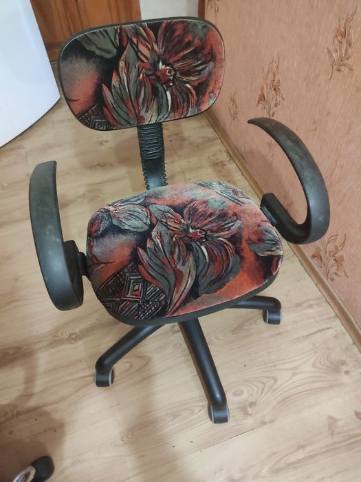 Крісла офісні на колесиках.