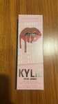 Kylie Jenner batom e deliniador 354