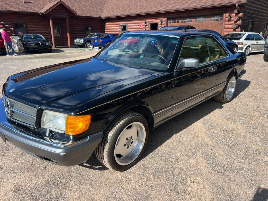 Kolekcjonerski Mercedes 560SL