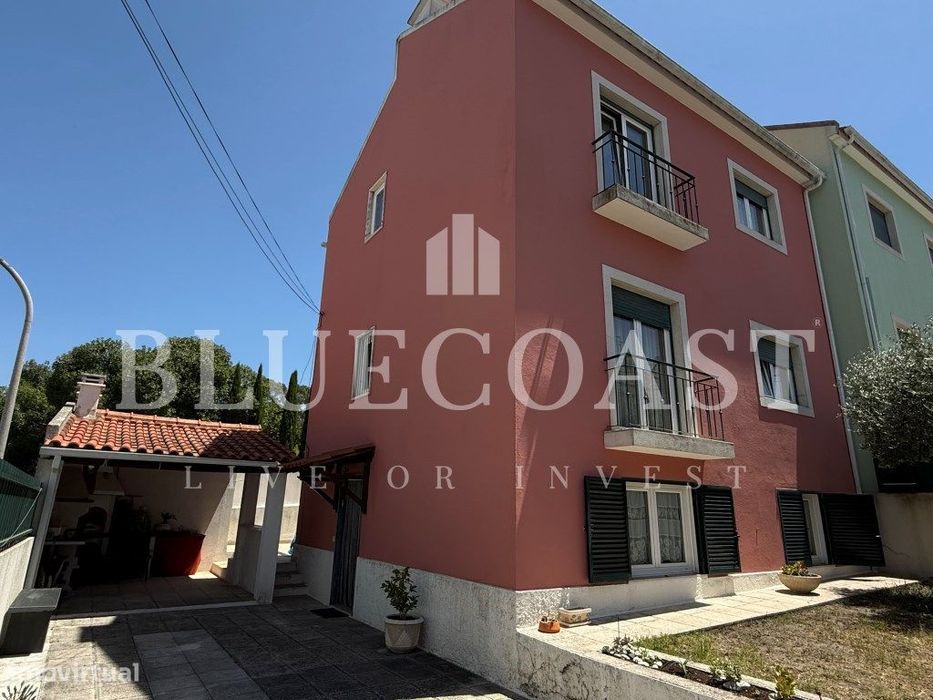 Moradia V4 com 3 Pisos - Espaço e Conforto