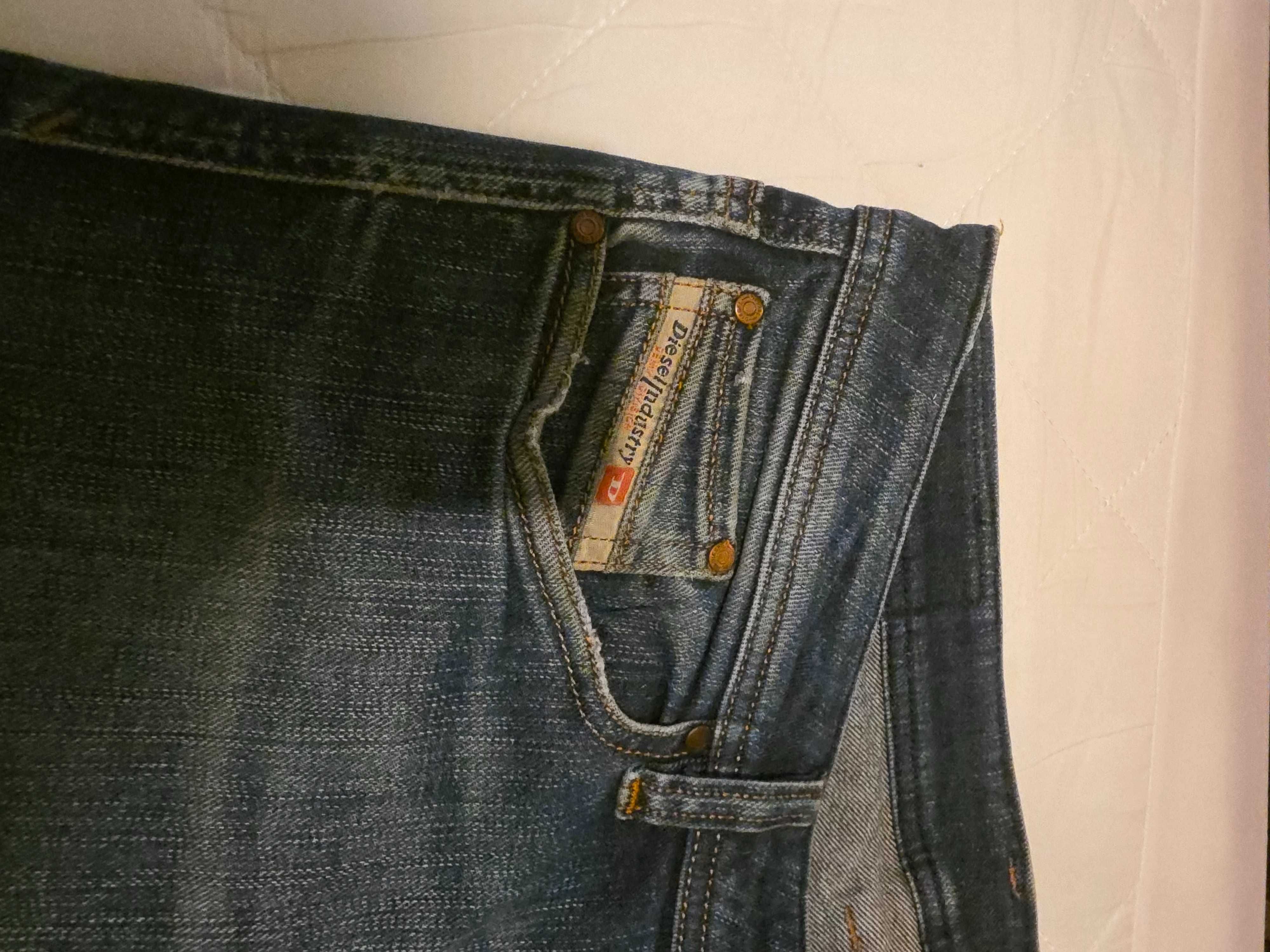 3 pares de calças Levis 501,Adidas e Diesel Industry