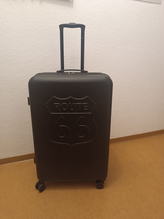 Пластиковый чемодан ,большой- L-74*48*28см